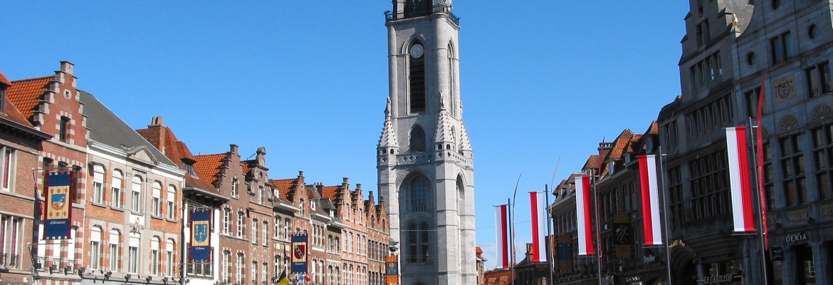 La grand place de Tournai, ses fontaines, son beffrois, ses commerces, cafés et restaurants